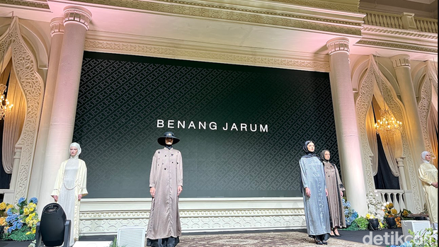 Benang Jarum meluncurkan Monogram Abaya Collection perdana berdesain mewah dengan aksen embellishment, cocok untuk busana umrah maupun acara formal. Benang Jarum meluncurkan Monogram Abaya Collection perdana berdesain mewah dengan aksen embellishment, cocok untuk busana umrah maupun acara formal.