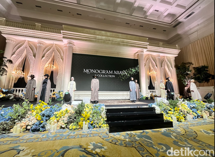 Benang Jarum meluncurkan Monogram Abaya Collection perdana berdesain mewah dengan aksen embellishment, cocok untuk busana umrah maupun acara formal.
