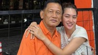 Berlliana Lovell lalu mengucapkan terima kasih ke ayahnya yang dulu selalu ada untuknya. Terima kasih selalu ada di sisi aku, jadi garda terdepan untuk aku. Terima kasih selalu bangga sama aku, meskipun aku belum selayak itu untuk ayah banggain, tulisnya. (Foto: dok Instagram berlliana.lovell)
