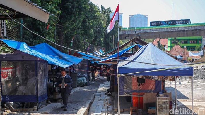 Pedagang merapikan barang dagangannya di Pasar Taman Puring, Jakarta, Senin (14/9/2026), lebih dari setahun setelah kebakaran menghanguskan bangunan pasar.