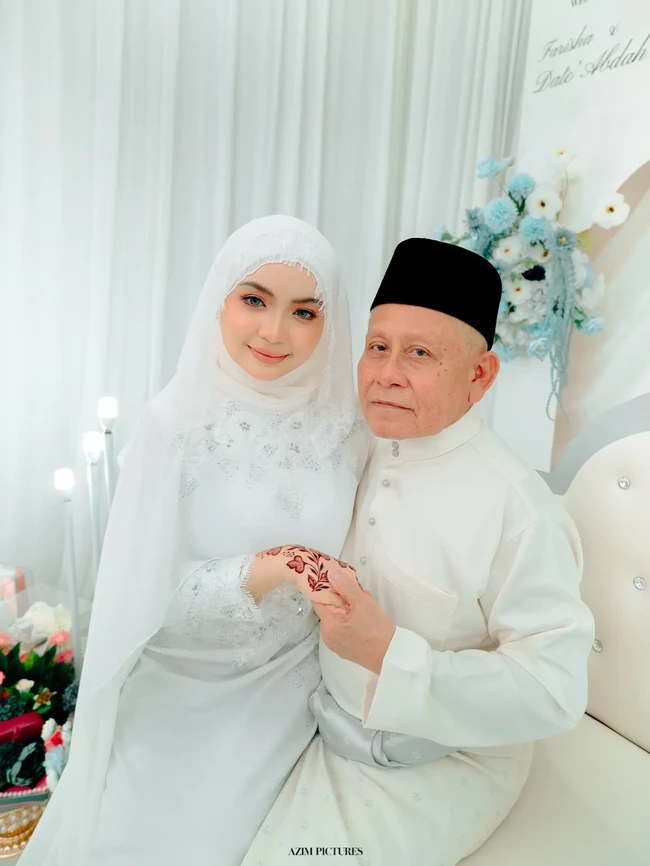 Yunus, yang juga merupakan mantan pemain dan pelatih tim nasional, mengatakan kedua keluarga telah menyetujui pernikahan itu dan tidak ada masalah dalam prosesnya. Ia pun mendoakan kebahagiaan bagi kakak dan iparnya. Foto: Instagram @azimpictures