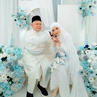 Mereka mungkin sedang berbulan madu saat ini, itulah sebabnya dia tidak menjawab panggilan telepon. Yang pasti, mereka memang sudah menikah, dan kami mendoakan yang terbaik bagi keduanya, kata Yunus dikutip oleh media lokal Sinar Daily. Foto: Instagram @azimpictures
