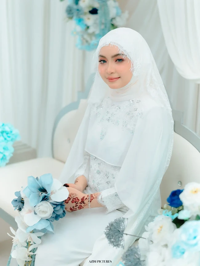 Menurut sumber terdekat yang juga mantan rekan setim Abdah, gambar tersebut benar diambil dari upacara pernikahan mereka yang baru saja berlangsung. Namun, sumber tidak memberikan informasi lebih lanjut mengenai tanggal atau lokasinya. Foto: Instagram @azimpictures