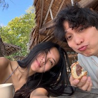 Momen Bulan Madu Dikta Wicaksono & Rachel Florencia, Tampil Mesra di Pantai