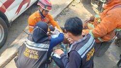 Dokkes Polres Malang Bantu Petugas Karhutla yang Kelelahan dan Terluka