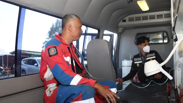 Dokkes Polres Malang Bantu Petugas Karhutla Bromo