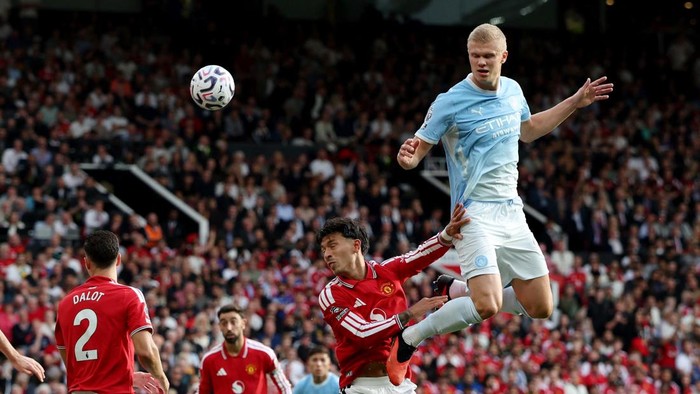 Soccer Football - Premier League - Manchester United v Manchester City - Old Trafford, Manchester, Britain - September 13, 2026 Manchester Citys Erling Haaland in action with Manchester Uniteds Lisandro Martinez REUTERS/Scott Heppell EDITORIAL USE ONLY. NO USE WITH UNAUTHORIZED AUDIO, VIDEO, DATA, FIXTURE LISTS, CLUB/LEAGUE LOGOS OR LIVE SERVICES. ONLINE IN-MATCH USE LIMITED TO 120 IMAGES, NO VIDEO EMULATION. NO USE IN BETTING, GAMES OR SINGLE CLUB/LEAGUE/PLAYER PUBLICATIONS. PLEASE CONTACT YOUR ACCOUNT REPRESENTATIVE FOR FURTHER DETAILS..