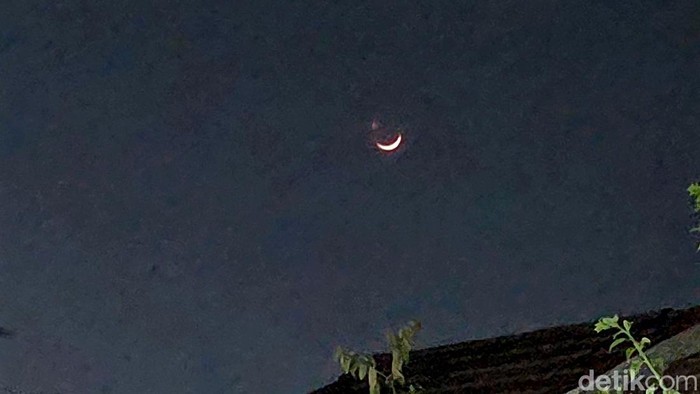 Fenomena bulan sabit bersanding cahaya terang di Sukabumi.