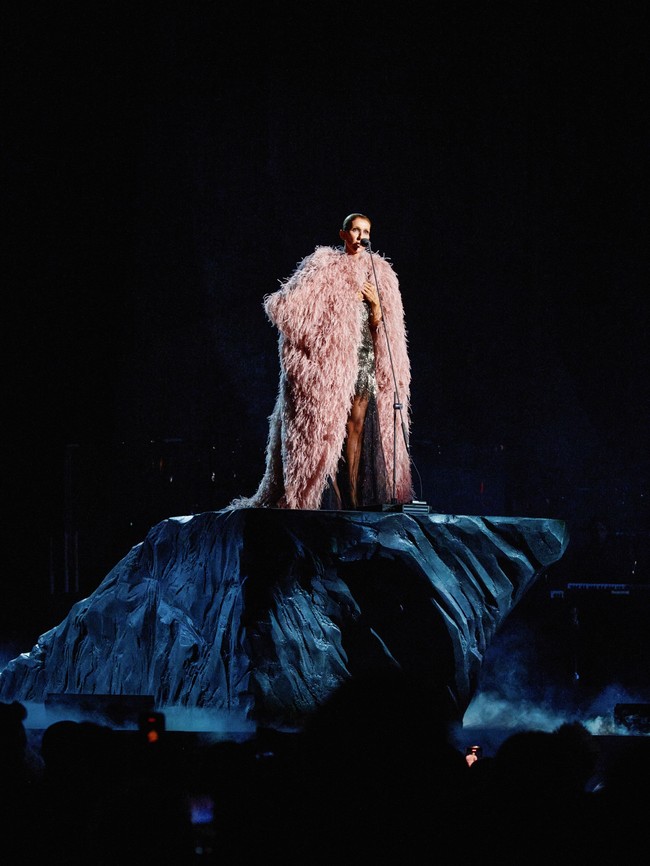 Givenchy, di bawah arahan Sarah Burton, memberikan tampilan dramatis untuk Celine Dion dengan mantel organza bertekstur bulu. (Foto: Instagram/@Givenchy)