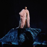 Givenchy, di bawah arahan Sarah Burton, memberikan tampilan dramatis untuk Celine Dion dengan mantel organza bertekstur bulu. (Foto: Instagram/@Givenchy)