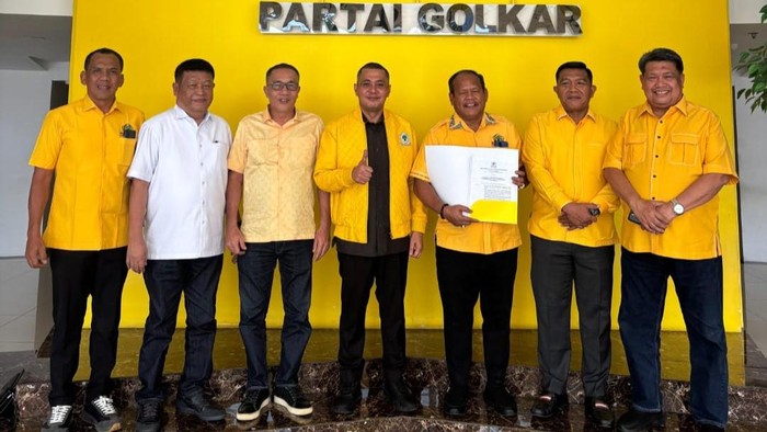 Ketua DPD Golkar Sumut Andar Amin Harahap dan sekretaris Viktor Silaen menerima SK di DPP Golkar.