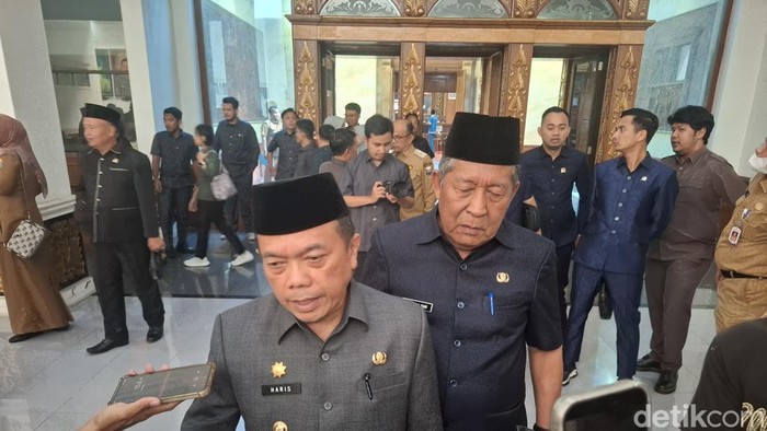 Gubernur Al Haris saat membahas soal karhutla dan OMC di Jambi