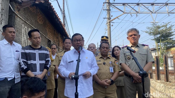 Gubernur DKI Jakarta Pramono Anung mengecek pembangunan akses jalan sejajar rel Pasar Minggu, Jakarta Selatan. Pembangunan ditargetkan rampung tahun 2027. (Devi P/detikcom)
