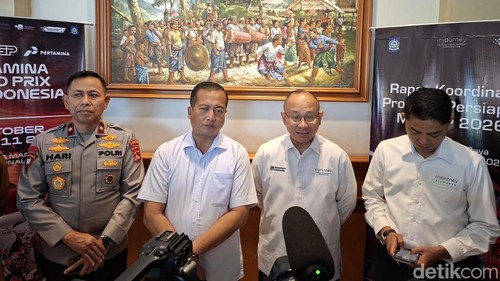 Gubernur NTB Lalu Muhamad Iqbal (dua dari kiri) memberi keterangan seusai rapat koordinasi persiapan MotoGP Mandalika di Mataram, Senin (14/9/2026). (Foto: Ahmad Viqi/detikBali)