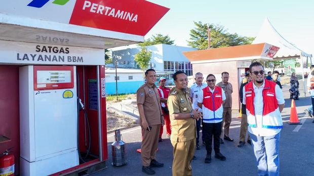 Gubernur Sulsel Andi Sudirman Sulaiman meninjau pengoperasian modular SPBU di CPI Makassar.