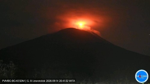 Gunung Ile Lewotolok tampak membara akibat letusan malam ini, Senin (14/5/2026), pukul 20.41 Wita.