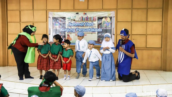Sejumlah anak mengikuti kegiatan wisata literasi di Perpustakaan dan Arsip Kota Administrasi Jakarta Utara, Koja, Jakarta Utara, Senin (14/9/2026). Kegiatan tersebut digelar dalam rangka memperingati Hari Kunjungan Perpustakaan yang menjadi momentum untuk mendorong minat anak-anak berkunjung dan memanfaatkan perpustakaan sebagai ruang belajar yang menyenangkan.