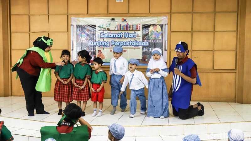 Sejumlah anak mengikuti kegiatan wisata literasi di Perpustakaan dan Arsip Kota Administrasi Jakarta Utara, Koja, Jakarta Utara, Senin (14/9/2026). Kegiatan tersebut digelar dalam rangka memperingati Hari Kunjungan Perpustakaan yang menjadi momentum untuk mendorong minat anak-anak berkunjung dan memanfaatkan perpustakaan sebagai ruang belajar yang menyenangkan.