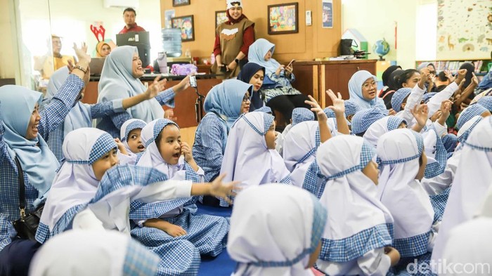 Sejumlah anak mengikuti kegiatan wisata literasi di Perpustakaan dan Arsip Kota Administrasi Jakarta Utara, Koja, Jakarta Utara, Senin (14/9/2026). Kegiatan tersebut digelar dalam rangka memperingati Hari Kunjungan Perpustakaan yang menjadi momentum untuk mendorong minat anak-anak berkunjung dan memanfaatkan perpustakaan sebagai ruang belajar yang menyenangkan.