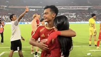 Gaya Inka Andestha Dukung Arhan di SUGBK, Pamer Kemesraan Usai Persija Menang