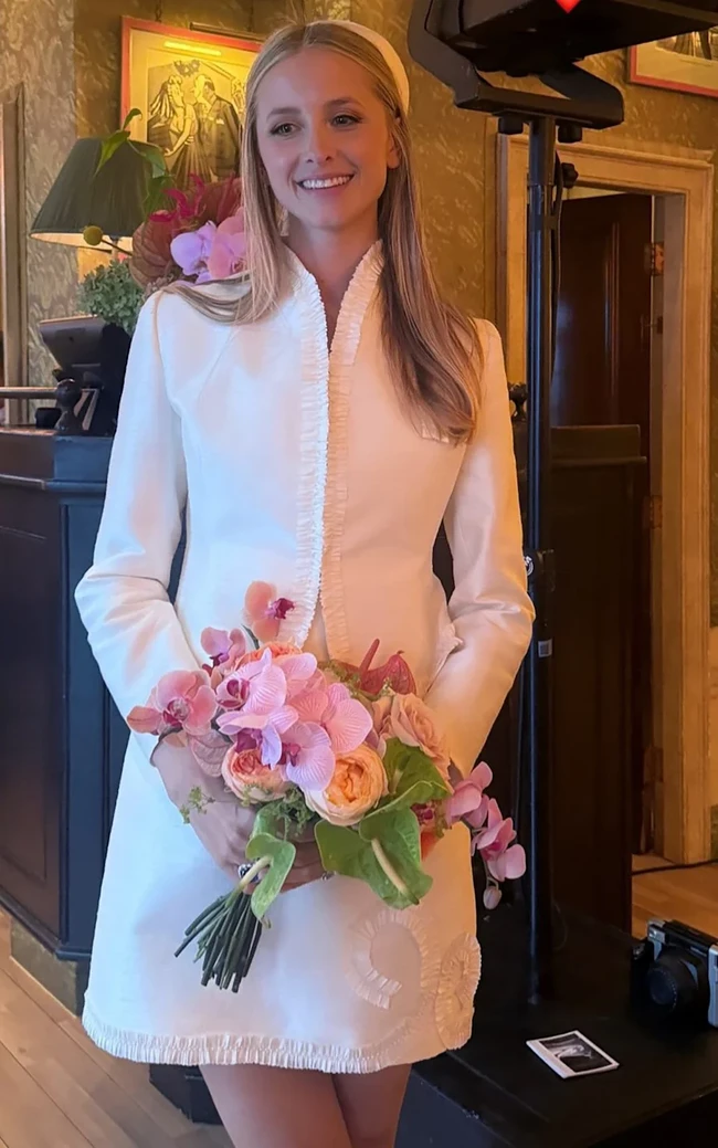 Isabel sendiri bukan orang baru di dunia fashion. Ia merupakan putri Christopher Getty, cucu taipan minyak J. Paul Getty yang pernah menjadi orang terkaya di dunia. Ibunya, Pia Getty, merupakan salah satu dari Miller bersaudara yang dikenal sebagai sosialita New York pada era 1980-an. Foto: dok. Instagram Isabel Getty