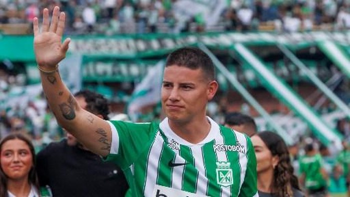 Colombias midfielder James Rodriguez waves to fans of Aletico Nacional during his presentation at Atanasio Girardot Stadium in Medellin, Colombia on September 13, 2026. Rodriguez, 35, has completed one of the most high-profile signings in Colombian football in recent years. After Colombias disappointing 2026 World Cup campaign and a frustrating spell in Major League Soccer (MLS), the playmaker will now represent Atletico Nacional, the most successful club in the countrys history. (Photo by AFP stringer / AFP)
