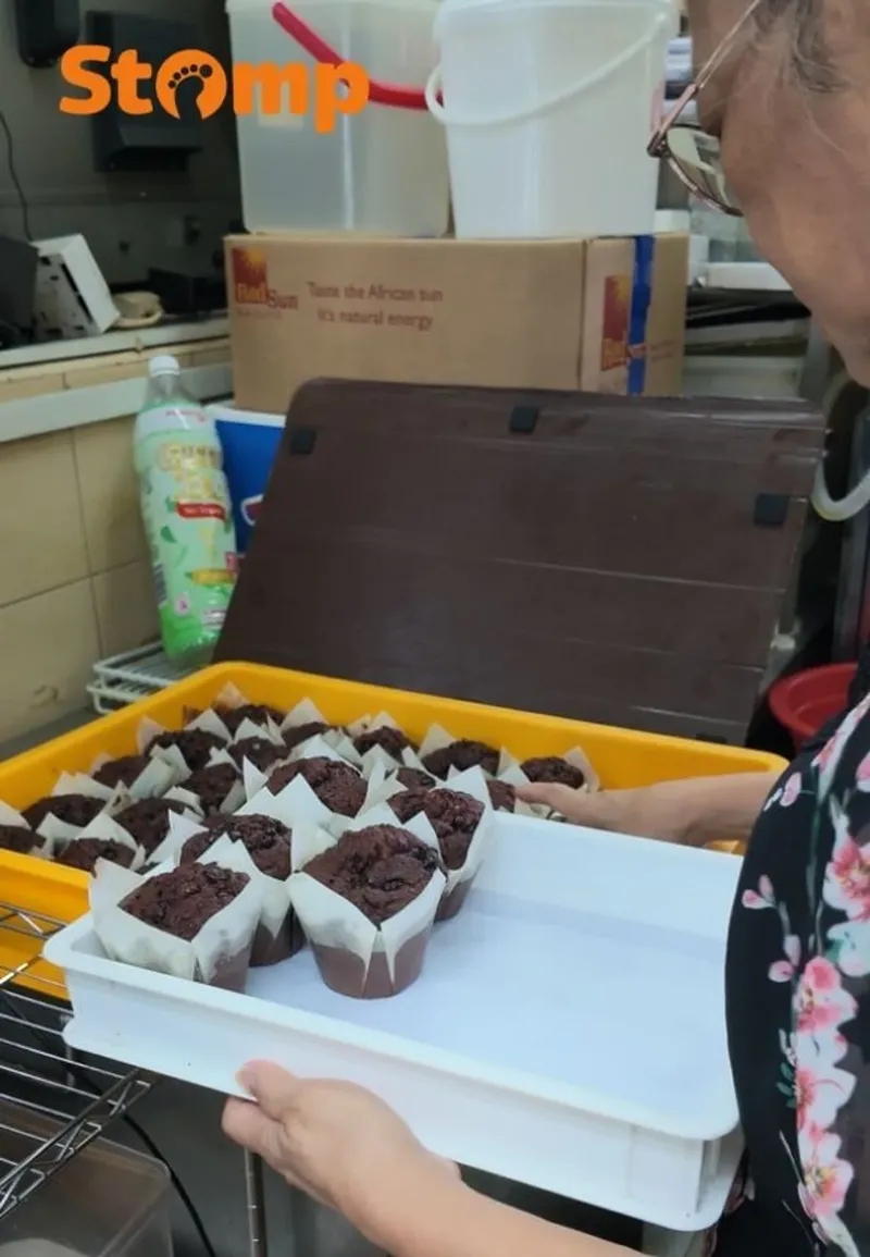 Sempat Diejek, Muffin Dingin Buatan Pasangan Lansia Ini Kini Laris Manis!