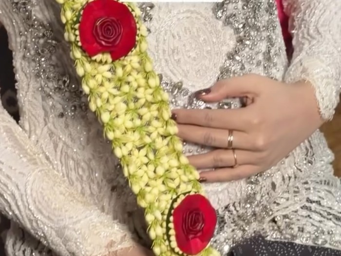 Juru rias pengantin mengunggah momen saat merias kliennya yang tengah hamil.