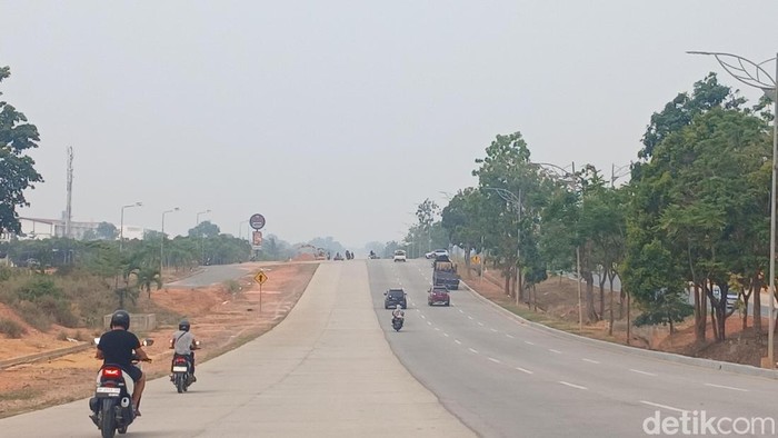 Kabut asap menyelimuti kawasan Kota Batam, Kepulauan Riau, Senin (14/9/2026).