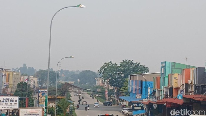 Kabut asap menyelimuti kawasan Kota Batam, Kepulauan Riau, Senin (14/9/2026)(Alamudin Hamapu/detikSumut))