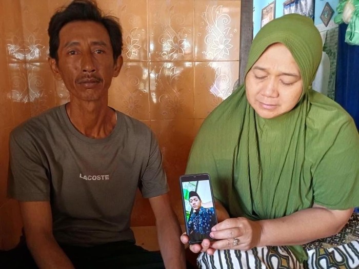 Keluarga Tri dan Aditya asal Kecamatan Puncu, Kabupaten Kediri yang masih hilang setelah KM Virgo terbalik di lautan