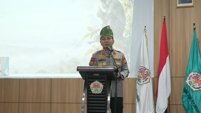 Kapolda Riau Irjen Pol Herry Heryawan mengisi kuliah umum di Universitas Hang Tuah Pekanbaru