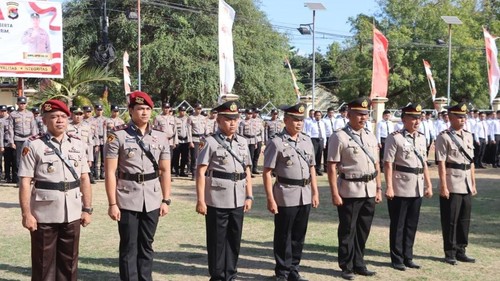Kapolres Bima, AKBP Muhammad Anton Bhayangkara Gaisar, memimpin upacara sertijab enam pejabat yang dimutasi di lapangan Apel Mapolres Bima, Senin (14/9/2026).