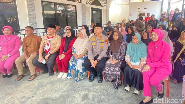 Kapolres Garut AKBP Niko N Adi Putra saat di rumah duka korban KM Virgo Kapolres Garut AKBP Niko N Adi Putra saat di rumah duka korban KM Virgo
