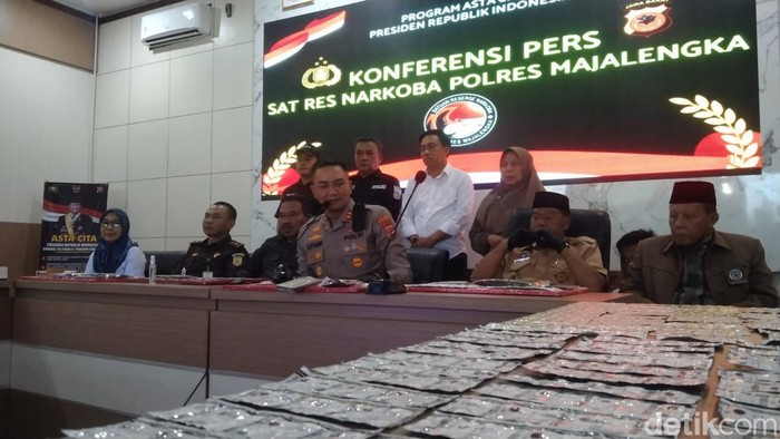 Kapolres Majalengka AKBP Muhammad Aldy Sulaiman ungkap kasus produksi tembakau sintetis di Majalengka