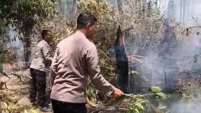 Petugas memadamkan karhutla di lereng Gunung Lawu di Dusun Gondang, Desa Jabung, Kecamatan Panekan, Magetan