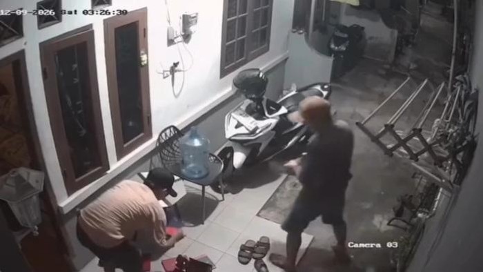 Kawanan maling beraksi di rumah kontrakan di Cibinong, Bogor. Barang berharga berupa motor, logam mulia 40 gram, hingga surat kendaraan raib dicuri. (dok Ist)