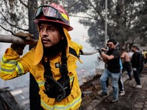 Kebakaran Hutan Dekati Permukiman Quito, Warga dan Petugas Berjibaku