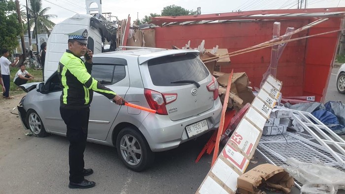 Polisi melakukan olah TKP kecelakaan beruntun di Bireuen.