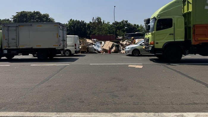 Kecelakaan di Tol JORR (Adhfar/detikcom)
