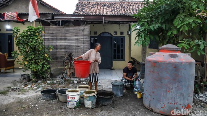 Sejumlah warga beraktivitas di tengah kondisi kekeringan parah di kawasan Kampung Baru, Kabupaten Bekasi, Jawa Barat, Senin (14/9/2026). Kekeringan membuat warga kesulitan mendapatkan air bersih.