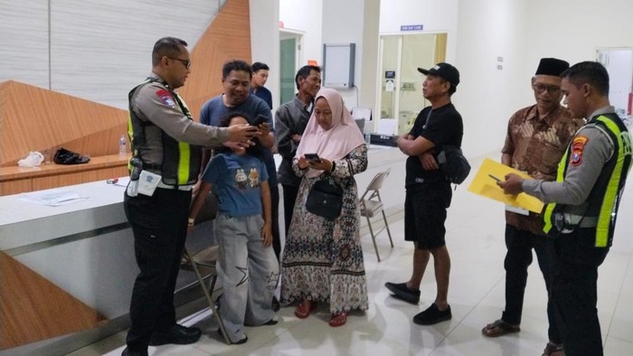 Keluarga lansia yang ditemukan tewas tergeletak di jalan sepi di Lamongan.