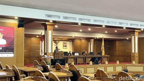 Ketua Fraksi Gerindra-PSI Gede Harja Astawa saat menyampaikan pandangan umum saat rapat paripurna di DPRD Bali, Senin (14/9/2026).