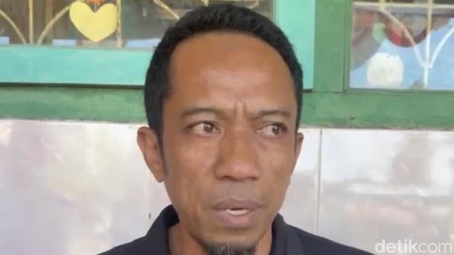 Ketua Komite SDN Beber, Surya Darmawan, saat ditemui awak media di SDN Beber.