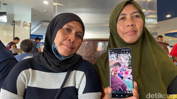 Khusnul Khotimah memegang foto winda kakaknya, kernet supir yang mengikuti pelayaran km Virgo Transport 8