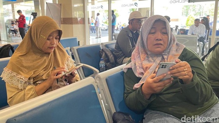 Khusnul (kerudung kuning) bersama saudaranya mencari kakaknya yang hilang