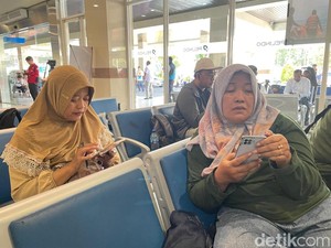 Asa Khusnul Tunggu Kabar Kakak yang Jadi Penumpang KM Virgo Transport