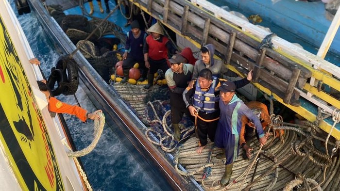 KN SAR Laksamana 241 membawa satu korban selamat dari Kapal Virgo pada Senin (14/9) pagi.
