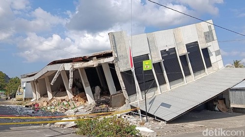 Kondisi salah satu bangunan toko di Reo, Manggarai, NTT, yang roboh akibat gempa M 7,7 pada 15 Agustus 2026.  (Foto: Ambrosius Ardin/detikBali)