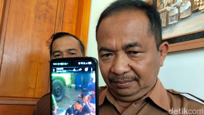 Kepala Desa Kulikuto, Muh Faid menunjukkan foto korban selamat KM Virgo Transport 8, Ahmad Bukhori di ponselnya, Senin (14/9/2026).